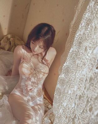 一边吻一边摸进内裤里